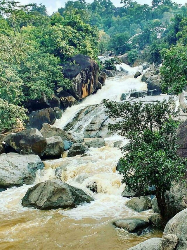 प्राचीन काल से छत्तीसगढ़ में मलाजकुडूम जलप्रपात सबसे शानदार झरनों में से एक रहा है। यह जलप्रपात मुख्यतः मानसून के मौसम में अपनी ख़ूबसूरती से मन को मोह लेता है, इस मौसम में ही आगंतुकों को आकर्षित करता है।