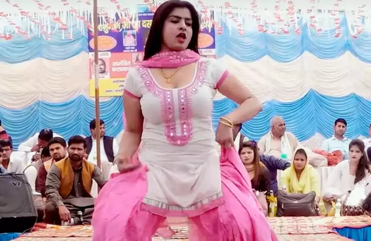 Haryanvi Dancer: हरियाणा की नई स्टेज डांसर ने पिंक सूट पहन मचाया बवाल, डांस मूव्स देख आप भी हो जाएंगे बेहाल…