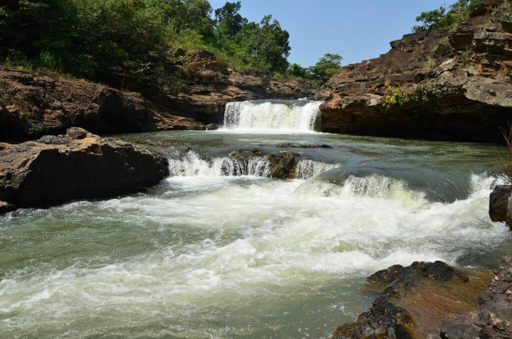 यह जलप्रपात 'कांगेर घाटी राष्ट्रीय उद्यान', जगदलपुर से 36 किलोमीटर की दूरी पर स्थित है।