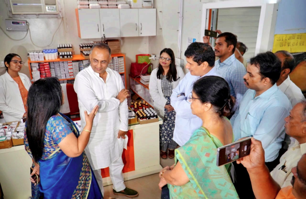 Karnataka Health Minister visits Delhi Mohalla Clinic on BJP Amit Malviya
