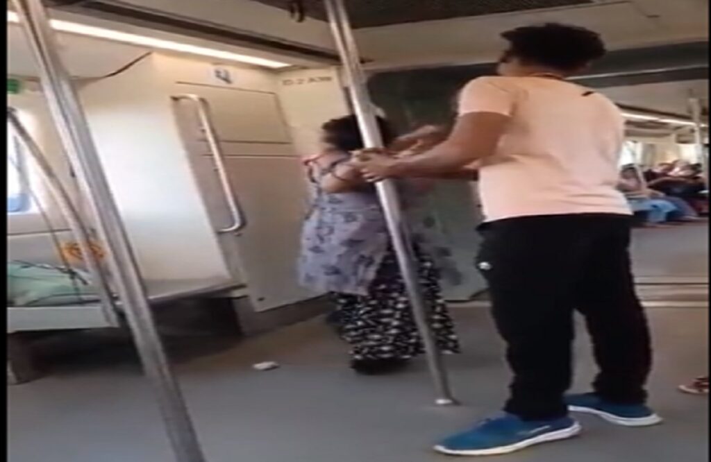 Delhi Metro Viral Video