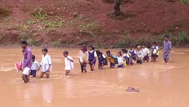 Dindori News: भविष्य संवारने जान जोखिम में डाल रहे बच्चे,  स्कूल जाने उफनती नदी पार करने को मजबूर
