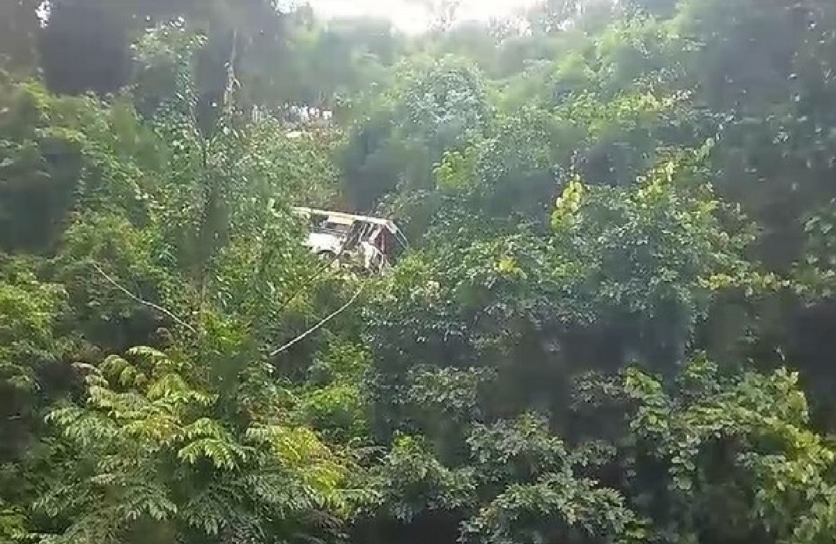Accident: 100 फीट गहरी घाटी में बस गिरने से दो लोगों की मौत, कई घायल