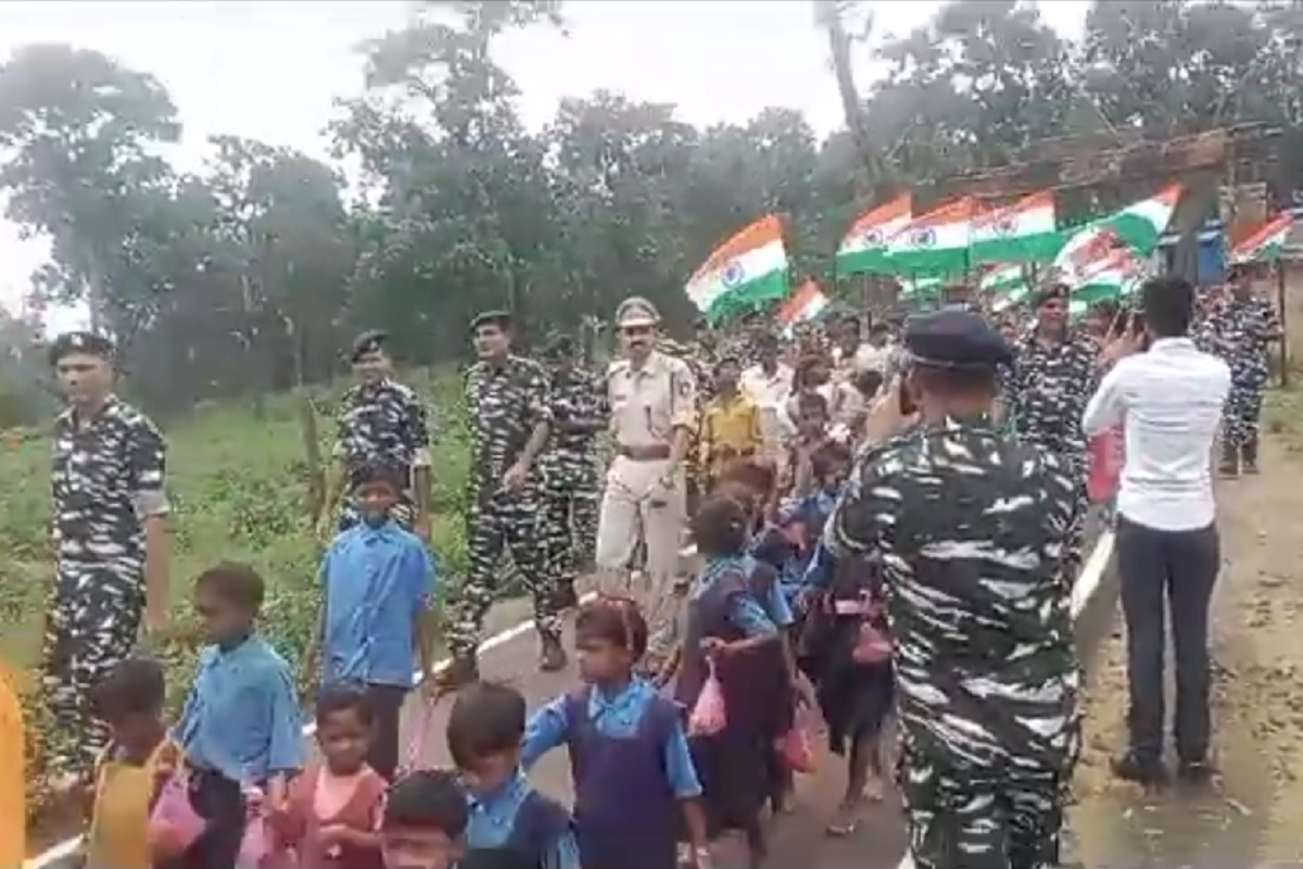 Video: लाल लड़ाकों के इलाके में भी शान से लहराया तिरंगा, किया था बहिष्कार का ऐलान, पुलिस ने किया बेअसर..