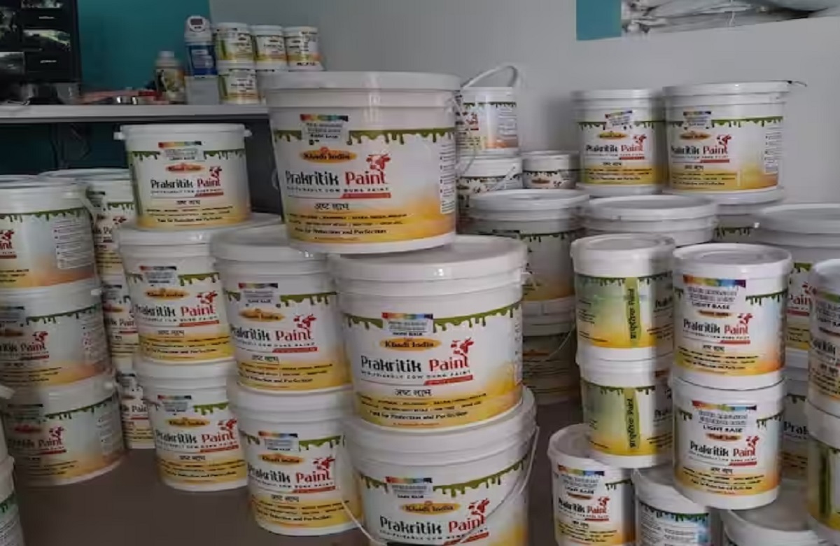 Raipur News: गोबर से प्राकृतिक पेंट का उत्पादन हुआ तेज, विक्रय से करीब 4 करोड़ की आय