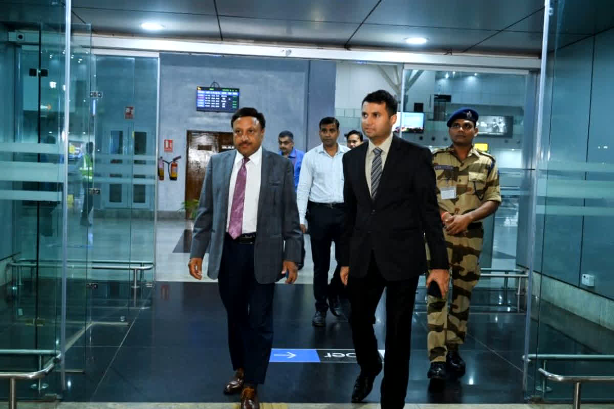 रायपुर पहुंचे मुख्य निर्वाचन आयुक्त राजीव कुमार, आज राजनीतिक दलों के प्रतिनिधियों के साथ करेंगे बैठक