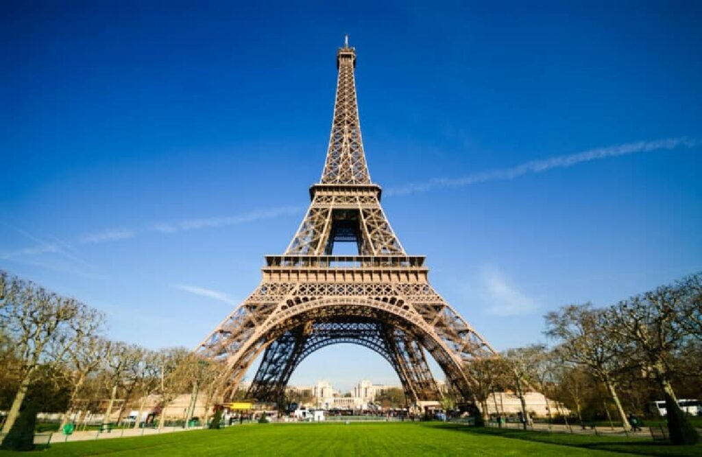 Bomb Threat In Eiffel Tower