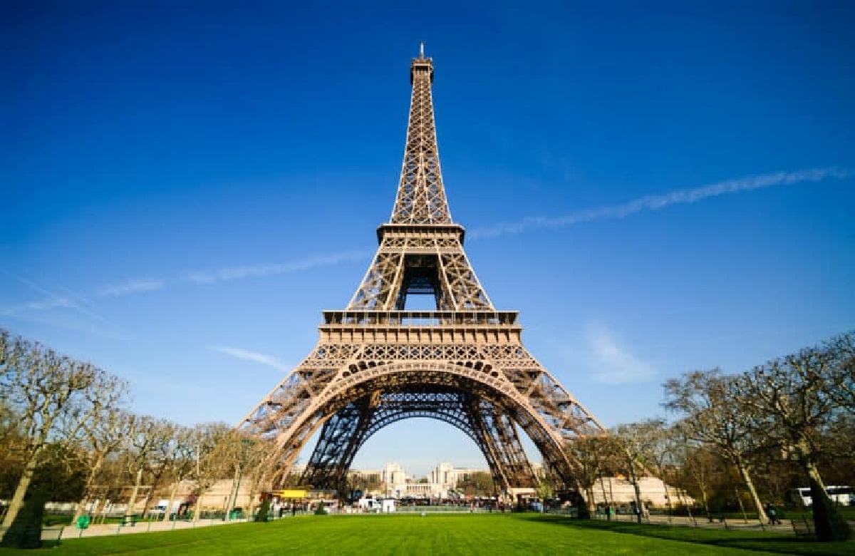 Eiffel Tower को बम से उड़ाने की मिली धमकी, मची अफरा-तफरी, पर्यटकों को निकाला गया बाहर