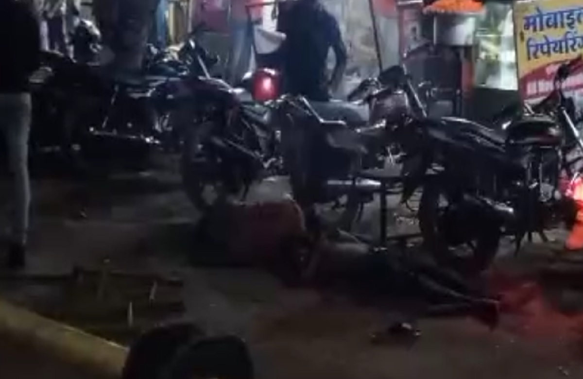 फिल्म गदर 2 के दौरान मची भगदड़, दो पक्षों में जमकर मारपीट, जानें किस बात को लेकर हुआ विवाद