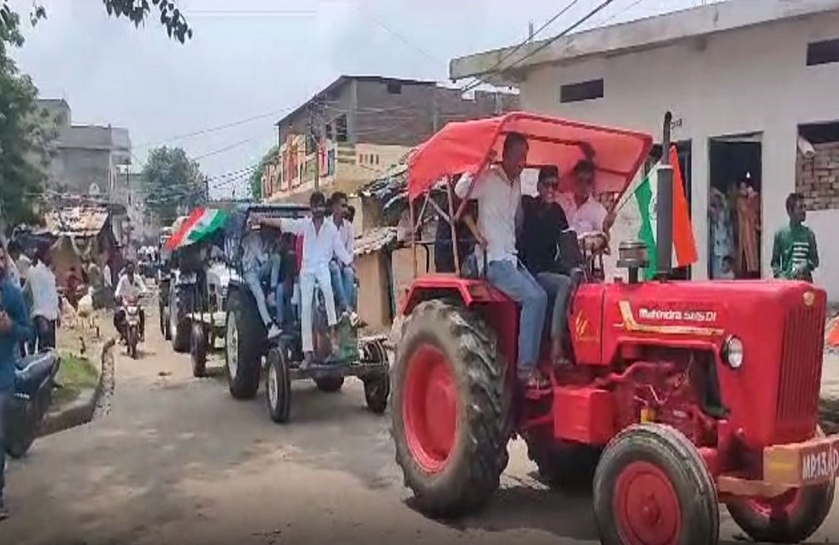 Ujjain News: Gadar-2 देखने गड्डी लेके निकला पूरा गांव, सिनेमाहॉल में भी कम पड़ गई जगह, सोशल मीडिया पर खूब वायरल हो रहा वीडियो