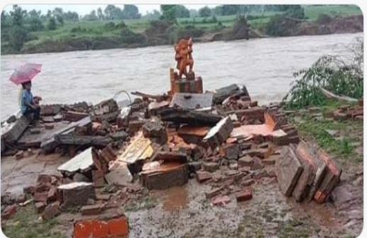 अद्भुत! बाढ़ के कहर से धराशायी हुआ मंदिर, पर खड़ी रही हनुमान जी की मूर्ति, फोटो वायरल
