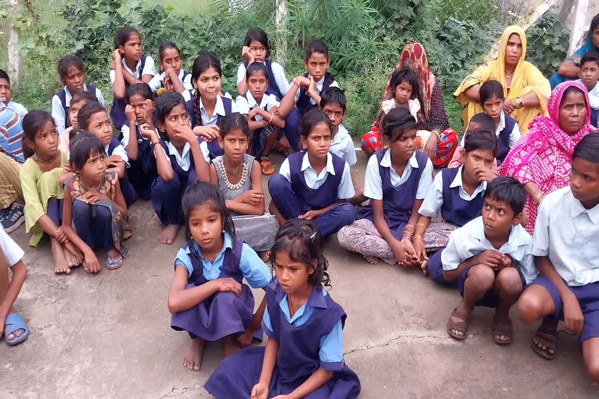 Harda News: शिक्षक के ट्रांसफर का विरोध: शिक्षक के तबादले के बाद बच्चों ने स्कूल जाना किया बंद, जिला पंचायत परिसर में बैठे धरने पर