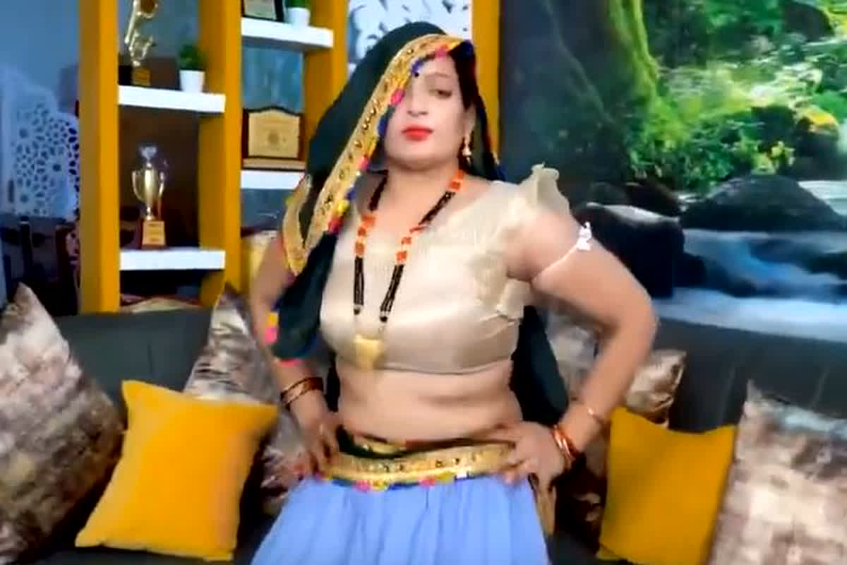 Bhabhi Dance video: घूंघट हटाकर हरियाणवी भाभी ने किया जबर्दस्त डांस, हिलाई  ऐसी कमर कि देखकर जवान ही नहीं बूढ़े भी हिल जाएंगे