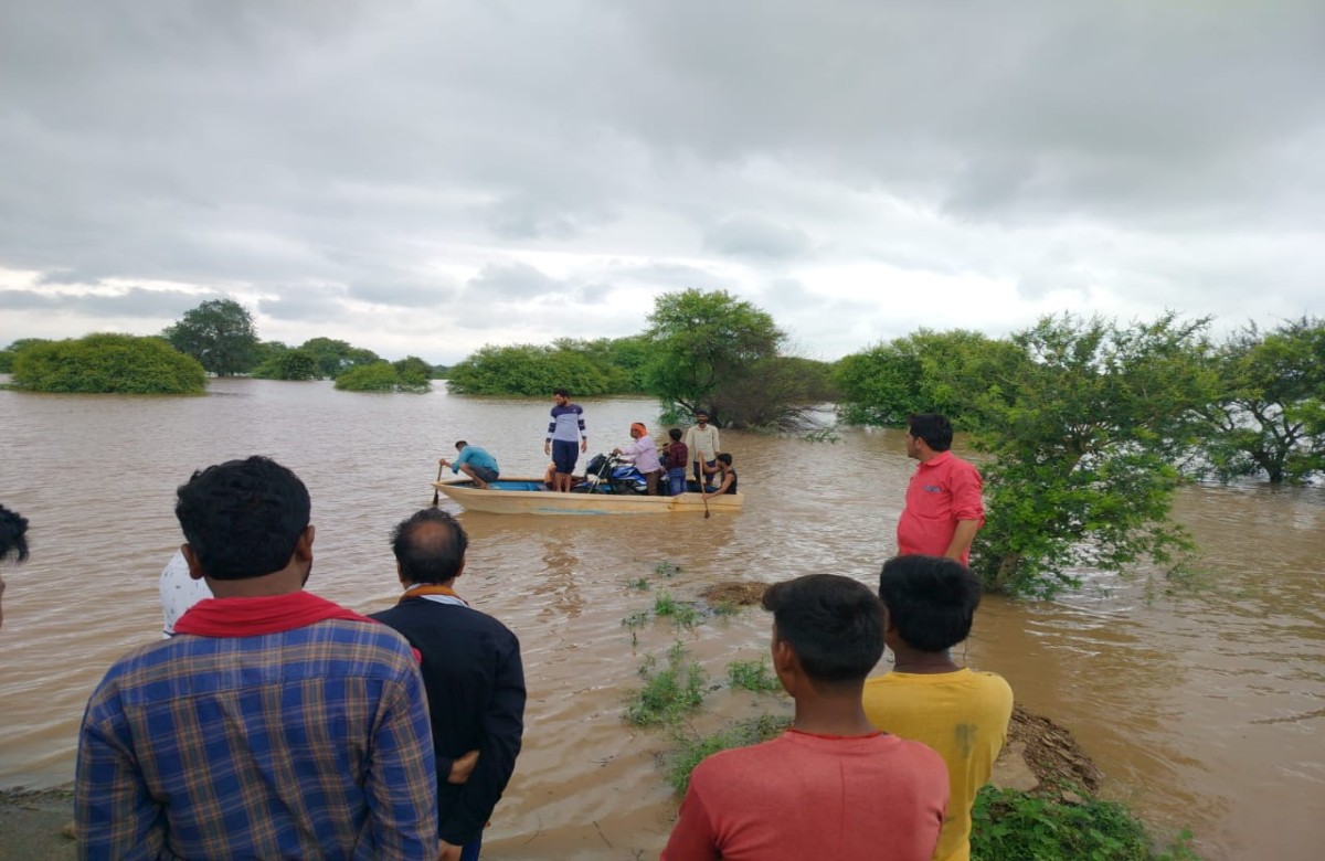Hatta News : भारी बारिश के कारण व्यारमा नदी उफान पर, बाढ़ के कारण फंसी सैकड़ों लोगों की जिंदगी, मौके पर पहुंचे BJP विधायक