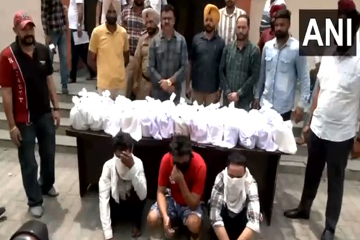 पंजाब पुलिस ने बरामद की पाकिस्तान से लाई गई 200 करोड़ रुपये की हेरोइन, तीन तस्कर गिरफ्तार