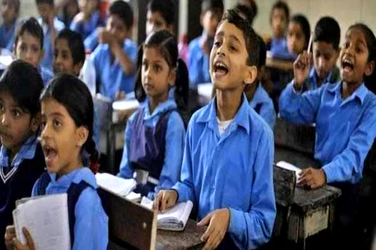 School Holiday: स्कूलों में खत्म हुई रक्षाबंधन समेत 12 छुट्टियां, शिक्षा विभाग ने जारी किया आदेश, भड़के केंद्रीय मंत्री ने कही ये बात