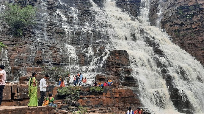 पर्यटक स्थान से निकटतम हवाई अड्डे का नाम रायपुर है और 142 किलोमीटर हवाई अड्डे से दूरी है। पर्यटक स्थान से निकटतम रेलवे स्टेशन का नाम रायपुर है और स्टेशन से 142 किलोमीटर की दूरी है। वहीं, पर्यटन स्थल में आसानी से बस के द्वारा जा सकते हैं।