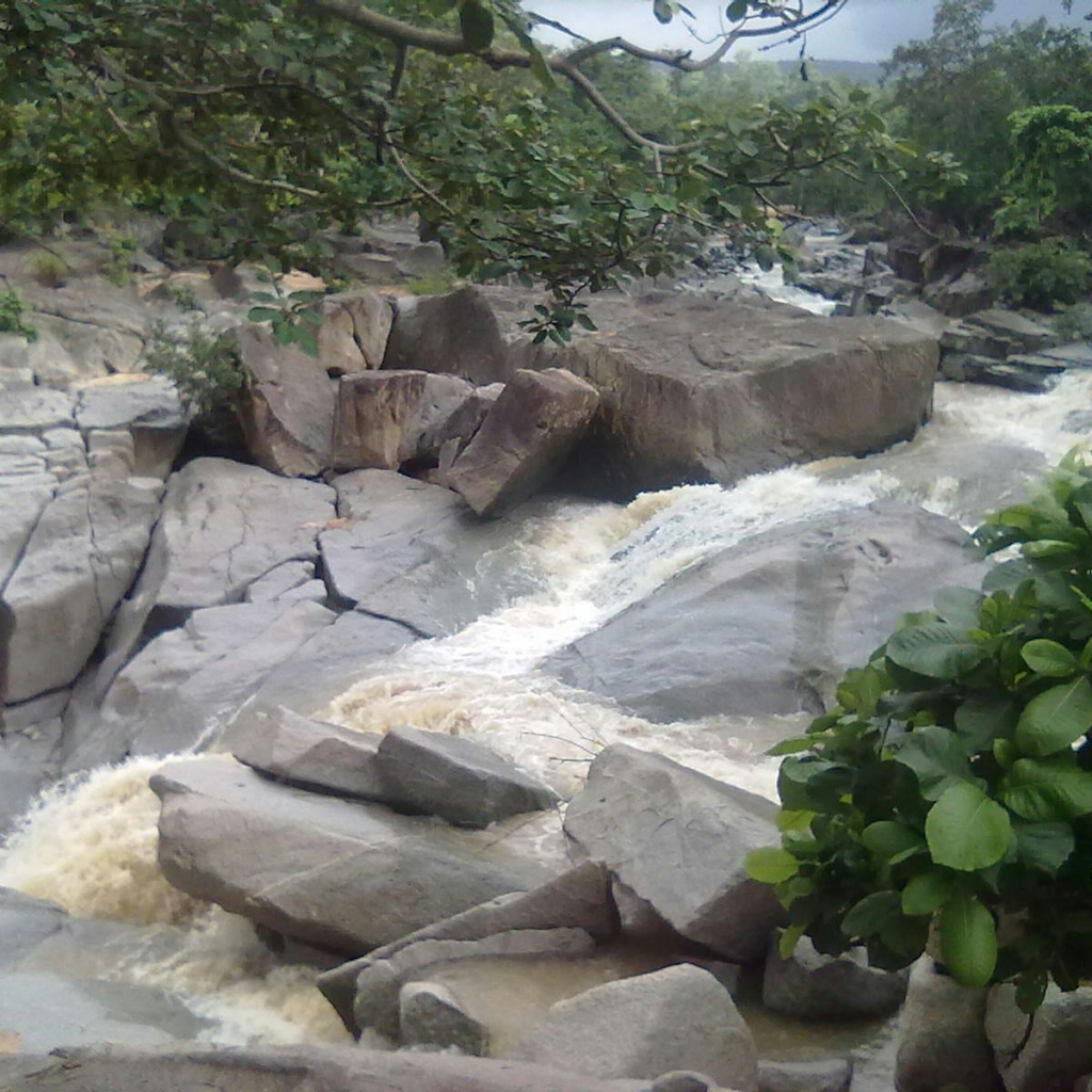 यह झरना छात्रों, शिक्षकों, नेताओं और कलाकारों और अधिकारियों में बहुत लोकप्रिय है। यह पिकनिक के लिए एक आदर्श जगह है। सड़क इस जगह तक पहुंचने के लिए उपलब्ध है।