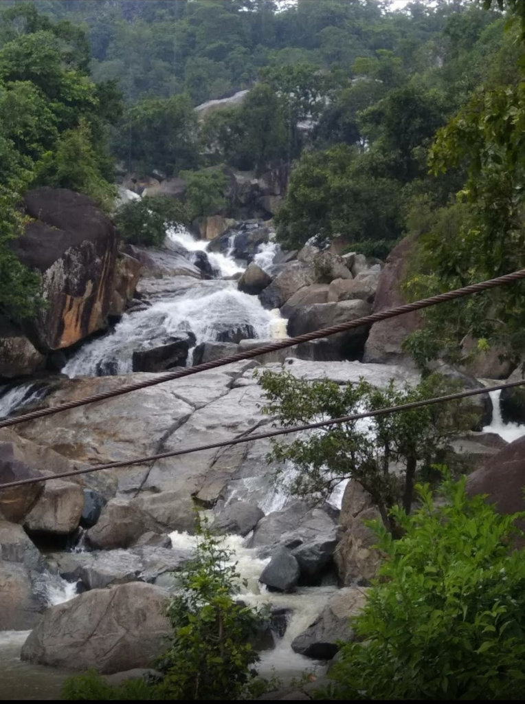 पर्वतारोहण पथ की 10 किलोमीटर की लंबाई पार करने के बाद वहां एक जगह है जहां मलांजकुडुम नाम से एक जगह है जहां से नदी का पानी तीन तरफ गिरती है, इन पानी की गिरावट की ऊंचाई क्रमशः 15 मीटर और 9 मीटर और 10 मीटर है।