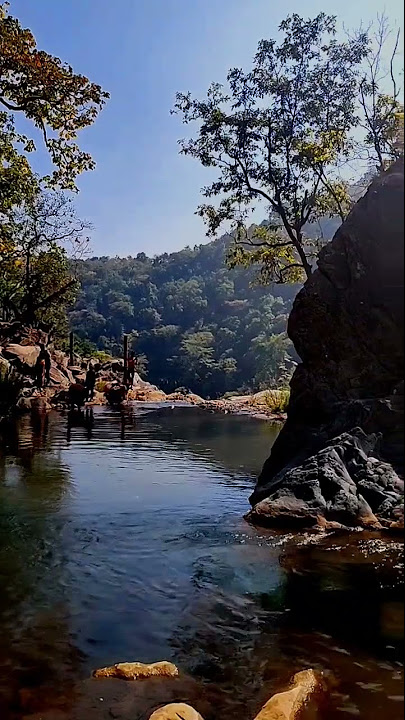 मैंकल पर्वत के श्रेणी के अंतर्गत आने वाला यह रानीदहार वाटरफॉल चारो तरफ पहाड़ों और जंगलों से घिरा हुआ है जिसके कारण यहां का वातावरण और भी मनमोहक होता है।