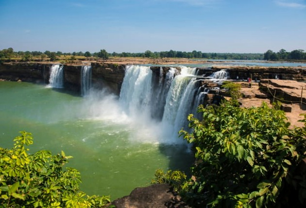 बाधा रूप में आने वाली चट्टानों से लड़ता, उन्हें रौंदता, वृक्ष-कुंजों के बीच से गुज़रता, विशाल जलराशि खुद में समेटे हुए उमगता, गरजता यह प्रपात आगंतुकों को रोमांच और सिहरन से भर देता है। शहर की उमस भरी गर्मी से तपते तन-मन को इसका शीतल जल ऐसी शांति देता है कि पर्यटक कुछ वक्त के लिए खुद को, अपनी तमाम परेशानियों को भूल ही जाता है।
