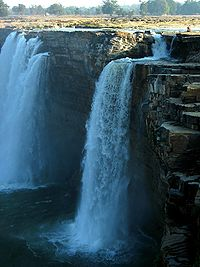 यह देश के सबसे चौड़ा जलप्रपात है और घोड़े की नाल के समान इसका आकार है इसलिए इसे नियाग्रा फॉल के नाम से भी जाना जाता है। यह झरना इंद्रावती नदी की खूबसूरती पर चार चांद लगा देता है।