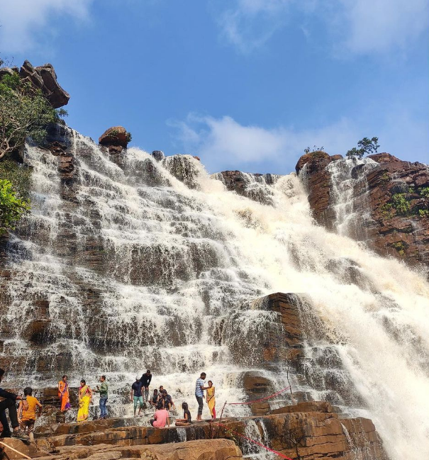 तीरथगढ़ वॉटरफॉल जगदलपुर से लगभग 38 किलोमीटर दूर स्थित है।