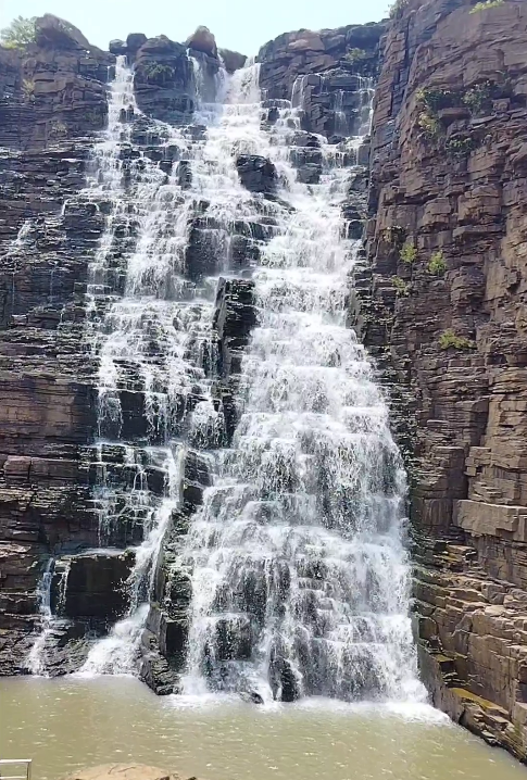 यह जलप्रपात पहाड़ी के सीढ़ी नुमा प्राकृतिक संरचनाओं पर गिरता है इस कारण पानी दुधिया दिखाई देता है।