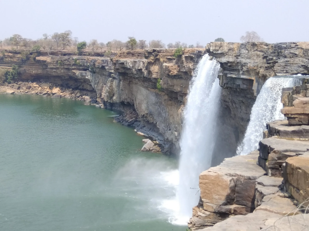 छत्तीसगढ़ के दर्शनीय स्थलों का ज़िक्र हो और चित्रकोट जलप्रपात का ज़िक्र न हो, यह असंभव है। बस्तर के 16 श्रृंगारों में से एक है चित्रकोट जलप्रपात। इंद्रावती नदी पर स्थित यह जलप्रपात 90 फीट की ऊंचाई से गिरता है। बारिश के मौसम में इसकी चौड़ाई 150 मीटर होती है।