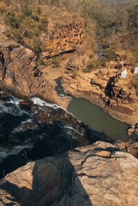 इस खूबसूरत झरने के अलावा यहां धार्मिक स्थल भी है जो भगवान शिव और माता पार्वती को समर्पित है।