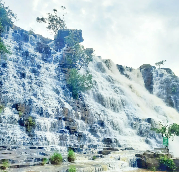 उन्हीं में से एक झरना है तीरथगढ़ जलप्रपात यह छत्तीसगढ़ का सबसे ऊंचे झरनों में से एक है।