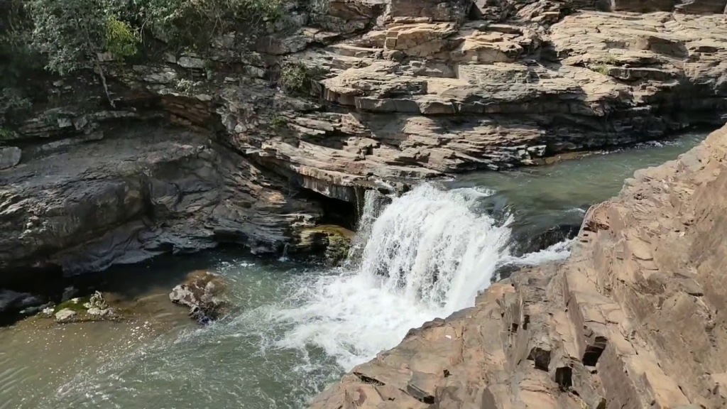 कांगेर घाटी से होकर गुजरने वाली कांगेर नदी पर स्थित इस जलप्रपात का पानी स्वच्छ रहता है।