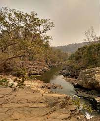 भूवैज्ञानिक मानते हैं कि यह इलाका तलछटी भूभाग था, जिसमें आगे चलकर जलती हुई चट्टाने आ गईं, जिसकी वजह से इलाका टेढ़ी-मेढ़ी आकृति का हो गया।