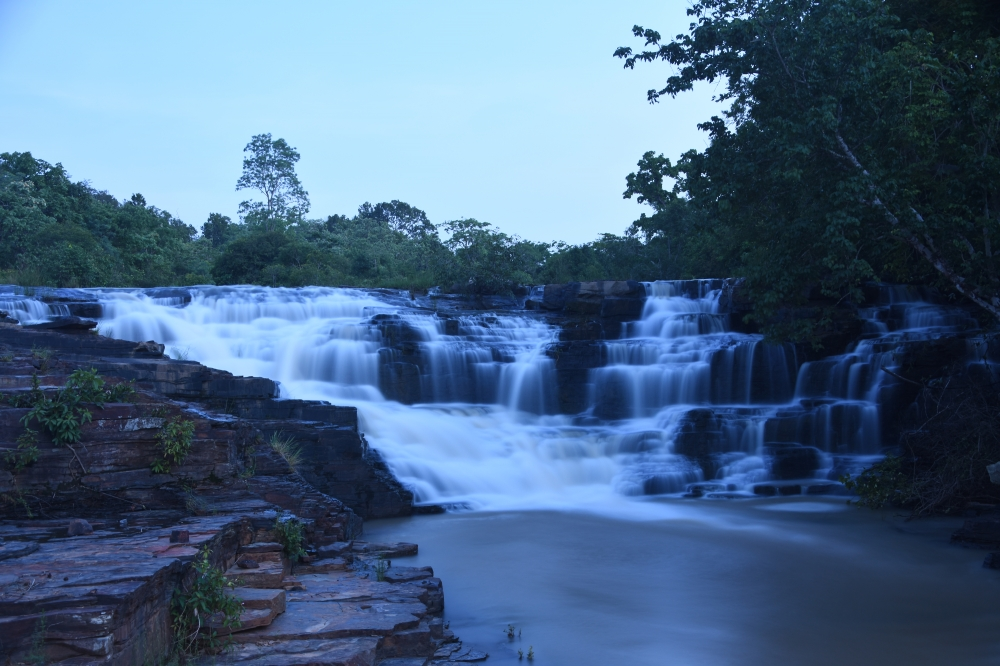 कांगेर धारा जलप्रपात तक पहुँचने के लिए उद्यान के द्वार पर स्थित 'ज़िला वन कार्यालय' की अनुमति और टिकट लेना होता है।