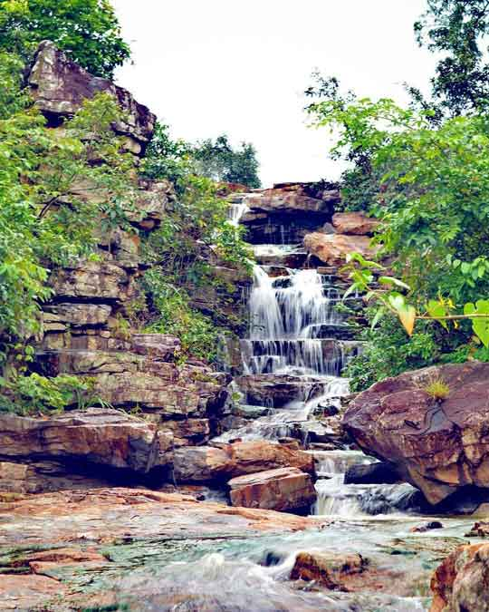 बस्तर जिले में जगदलपुर से 13 कि.मी. दूर करंजी गांव के समीप एक पहाड़ी से खंड-खंड में गिरते पानी वाला यह आकर्षक जलप्रपात है । यह जलप्रपात आसपास के लोगों के लिए पर्यटन का प्रमुख स्थल है।