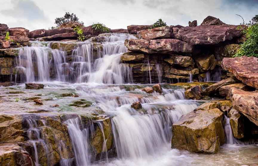 बस्तर में झरनों की एक श्रृंखला है, उनमें से कई बारहमासी हैं, जबकि कुछ गर्मियों के दौरान पानी से वंचित हैं, लेकिन बारिश और सर्दियों के दौरान उनकी सुंदरता अद्वितीय है। चित्रधारा बाद की श्रेणी में आता है।