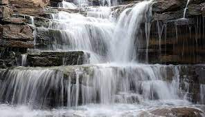 झरने के ऊपरी हिस्से में, भक्तों ने एक शिव मंदिर और झरना के आकर्षण को देखने के लिए एक प्रेक्षण स्थान बनाया है।