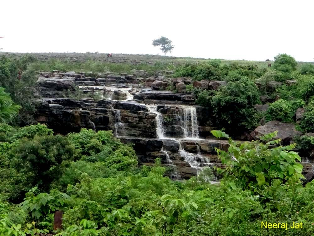 यह झरना 50 फीट की ऊंचाई से गिरता है। अगला मुख्य झरना 100 फीट की ऊंचाई से सोपानी पात में बाईं ओर से नीचे की ओर बहता है और पहाड़ियों की ओर बढ़ता है।