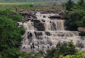 एक पिकनिक स्पॉट के रूप में भी प्रसिद्ध, यह झरना पोटानार के गांव के शांत और सुदूर स्थान पर स्थित है। चित्रधारा, तामड़ा घुमर और मेहेंदरी घुमर चित्रकोट झरने के दौरे को और भी सुखद और आनंददायक बनाते हैं।