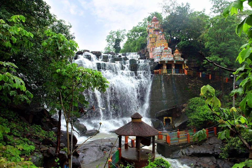 जतमई घटारानी सड़क मार्ग है। रायपुर से राजिम होते जतमई घटारानी तक का सफर तय कर सकते हैं। पब्लिक ट्रांसपोर्ट की जगह निजी वाहन से जाना ज्यादा अच्छा है।