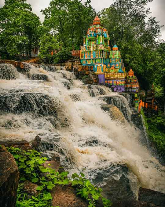 मानसूनी बारिश हो जाने के कारण वाटरफाल में पानी बढ़ गया है। पानी बढ़ने से वाटरफाल की सुदंरता बढ़ गई है। यहां पर घूमने के लिए जाने का सबसे अच्छा समय बरसात का रहता है।