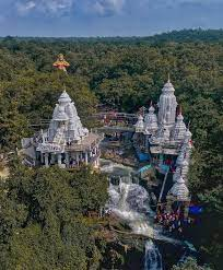 बरसात के दिनों में यहां की सुंदरता में चार चांद लग जाते है। मां का ये मंदिर जंगल के बीचों-बीच बना हुआ है।जतमई घटारानी जंगलों से घिरा हुआ है।