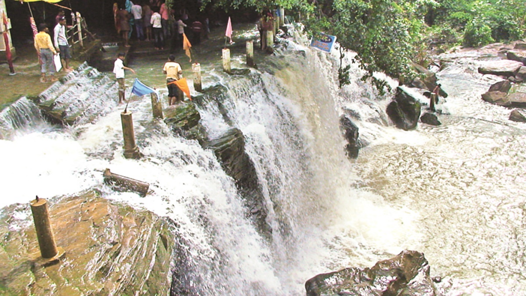 जंगल के बीचो-बीच स्थित जतमई जलप्रपात में 40 फीट की ऊंचाई से पानी नीचे पत्थरों से टकराते हुए आता है। ऊंचाई से गिरते हुए पानी की आवाज और फुहारों का मजा लेने के लिए पर्यटक यहां पर पहुंचते हैं।