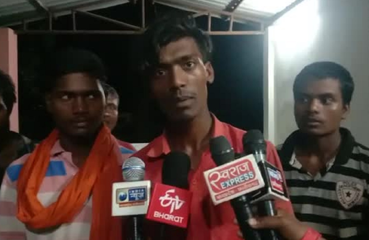 Balrampur News: फैक्ट्री के मालिक ने 9 मजदूरों को बनाया बंधक, शिकायत मिलने पर विधायक सहित मौके पर पहुंची पुलिस