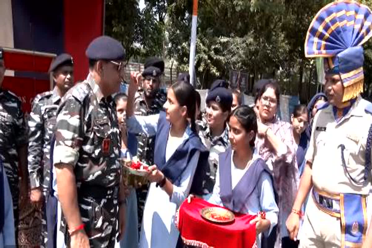 Raksha Bandhan 2023: रक्षासूत्र में बंधे पहरेदार, संकल्प के साथ बहनों ने देश के रक्षकों की कलाई पर बांधी राखियां, देखे वीडियो