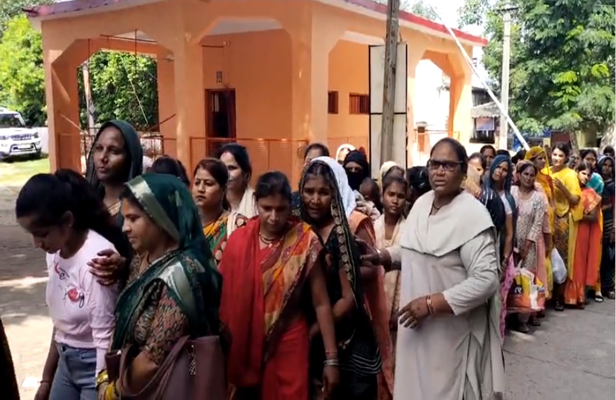 Jhansi News : जिला कारागार में बहनों की लगी लंबी कतारें, भाईयों के साथ मना रहीं रक्षाबंधन, जिलाधिकारी ने सभी को दी शुभकामनाएं