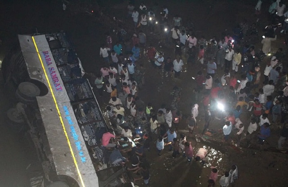 दर्दनाक हादसा: नदी में गिरी यात्रियों से भरी बस, मौके पर तीन लोगों की मौत, 24 घायल