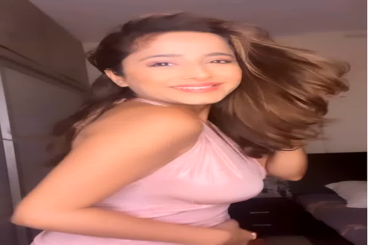 Kate Sharma Sexy Video : Kate Sharma ने सेक्सी ब्रालेट में बढ़ाया इंटरनेट का पारा, बोल्ड वीडियो देख छूटा फैंस का पसीना