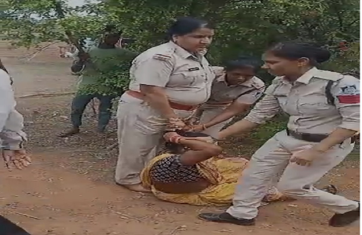 थाना प्रभारी ने महिला को बाल पकड़कर घसीटा, सोशल मीडिया पर वायरल हुआ वीडियो