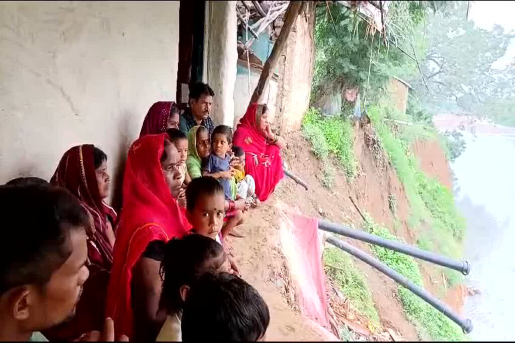 houses collapsed due to river